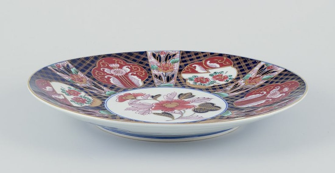 Japanese Kutami dish in porcelain. Hand-decorated with floral motifs. 20th century. - 3