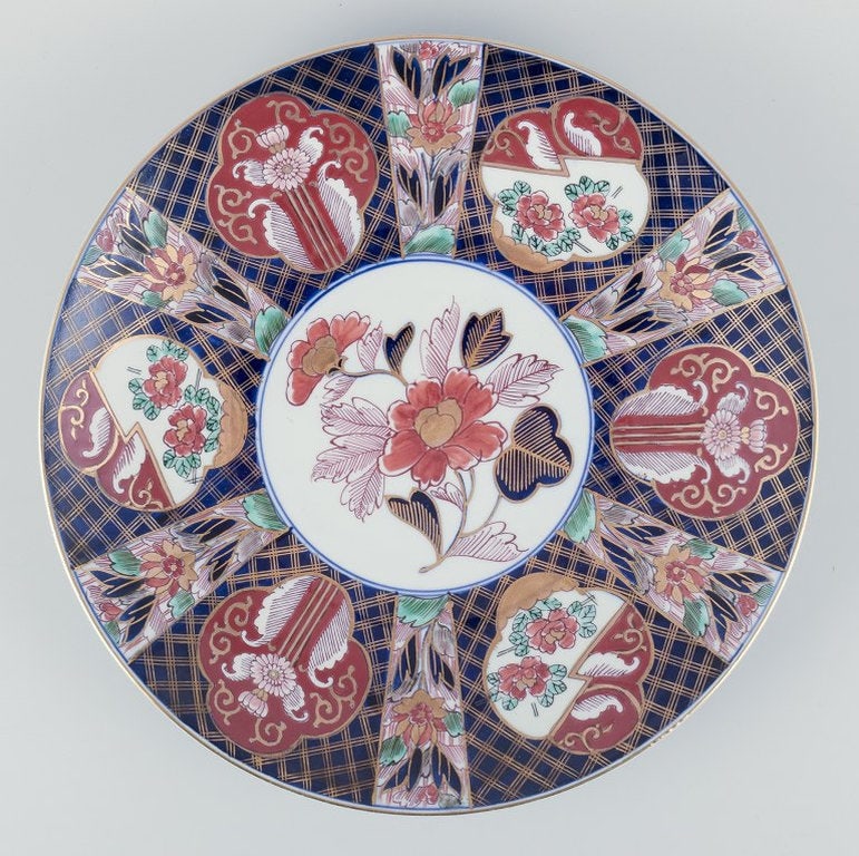 Japanese Kutami dish in porcelain. Hand-decorated with floral motifs. 20th century. - 4