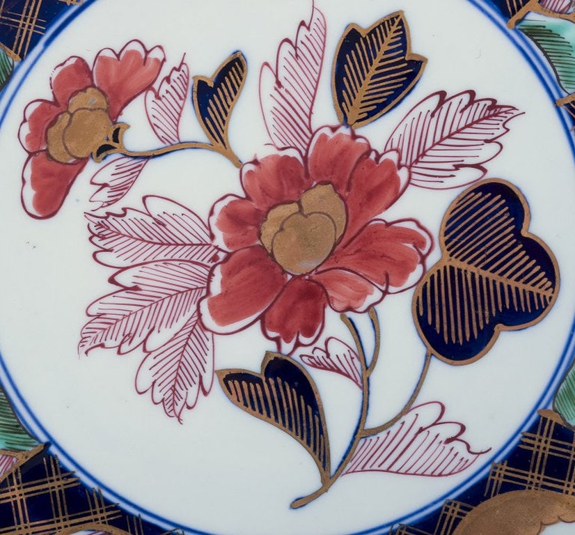 Japanese Kutami dish in porcelain. Hand-decorated with floral motifs. 20th century. - 5