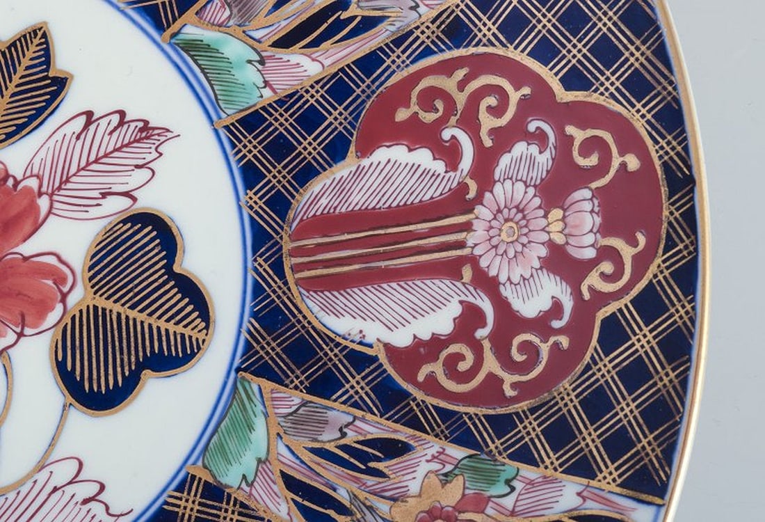 Japanese Kutami dish in porcelain. Hand-decorated with floral motifs. 20th century. - 6