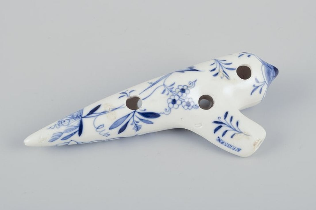 Stadt Meissen, Germany. Onion patterned ocarina porcelain flute. 1930s/40s. - 2
