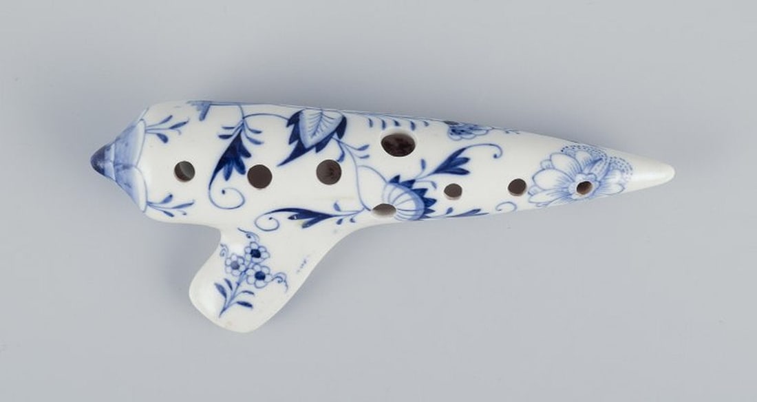 Stadt Meissen, Germany. Onion patterned ocarina porcelain flute. 1930s/40s. - 4
