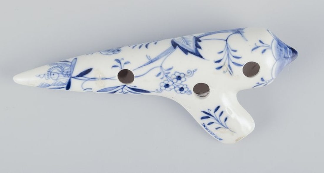 Stadt Meissen, Germany. Onion patterned ocarina porcelain flute. 1930s/40s. - 5