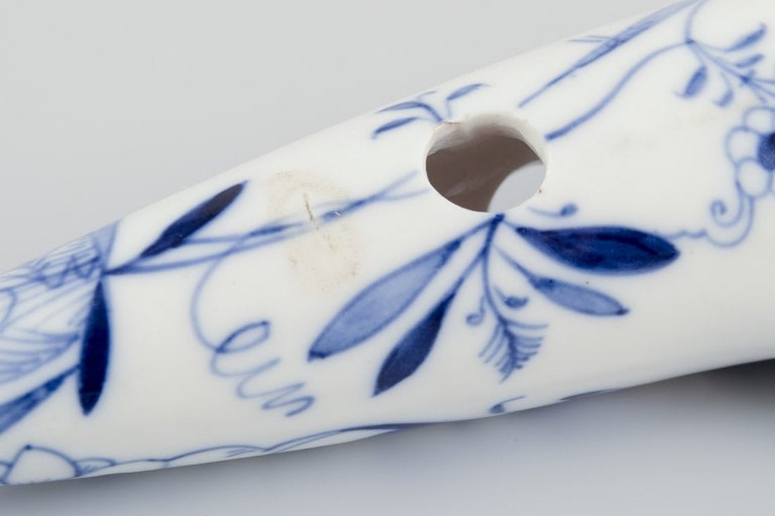 Stadt Meissen, Germany. Onion patterned ocarina porcelain flute. 1930s/40s. - 6