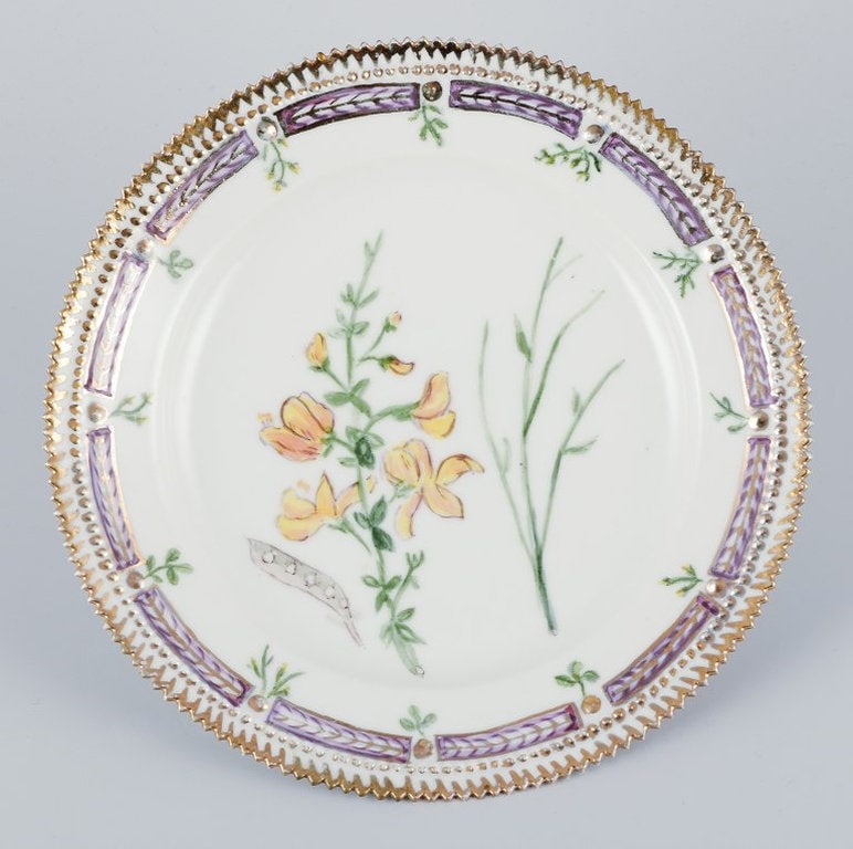 Royal Copenhagen Flora Danica. Lunch plate in hand-painted porcelain. 1949. - 2