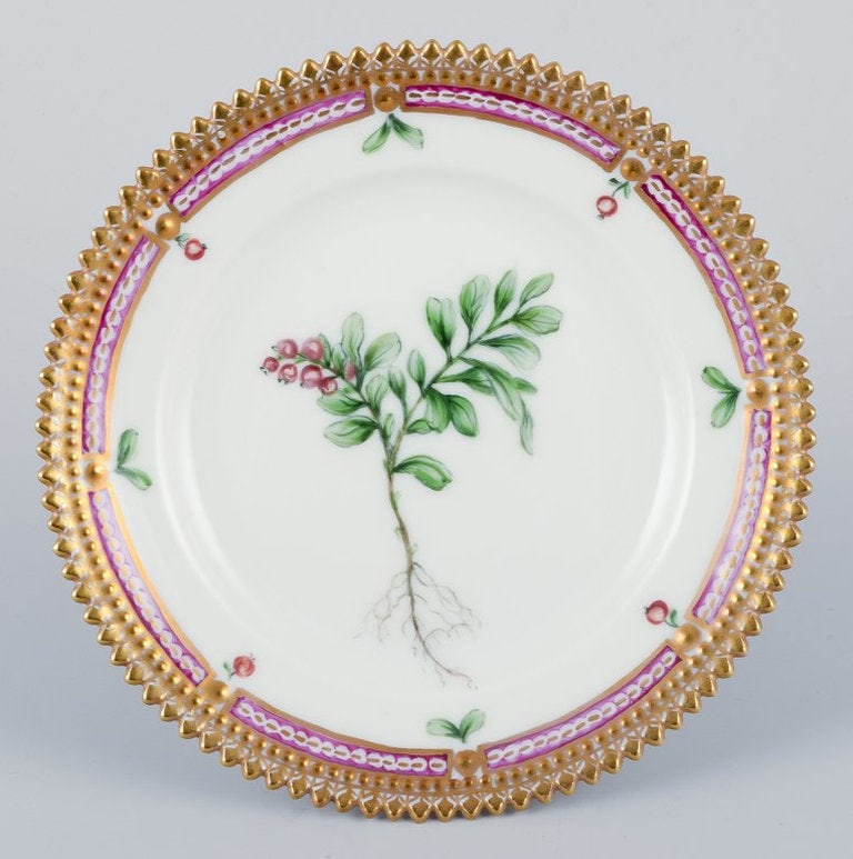 Royal Copenhagen Flora Danica. Side plate in hand-painted porcelain. Ca. 1920s. - 2