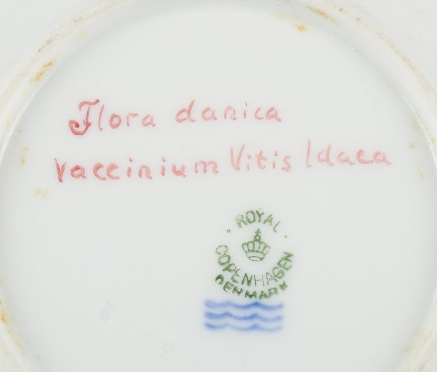 Royal Copenhagen Flora Danica. Side plate in hand-painted porcelain. Ca. 1920s. - 5