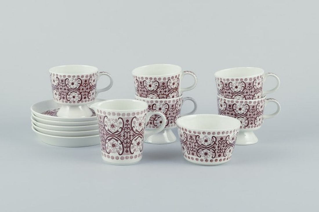 Raija Uosikkinen for Arabia, Finland. A set of five 'Ali' coffee cups with saucers, sugar bowl and - 2