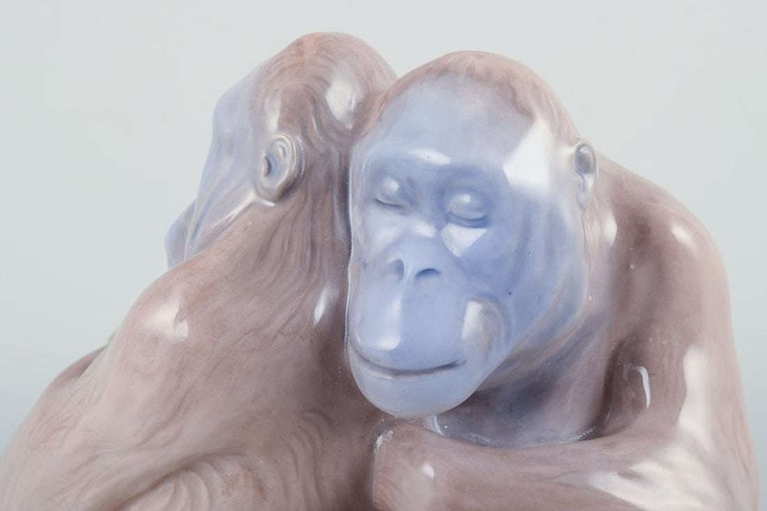 Knud Kyhn for Royal Copenhagen. Rare porcelain figurine of two orangutans. Dated early 1900s. - 5