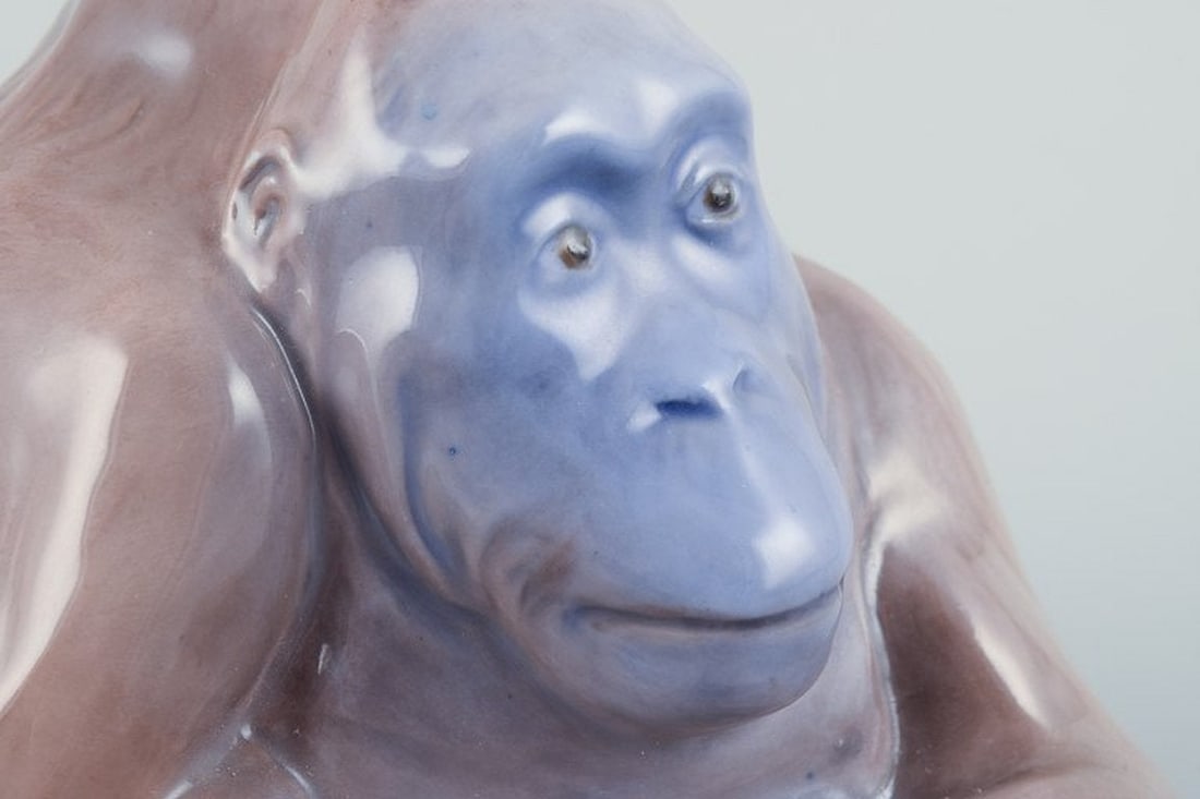Knud Kyhn for Royal Copenhagen. Rare porcelain figurine of two orangutans. Dated early 1900s. - 7