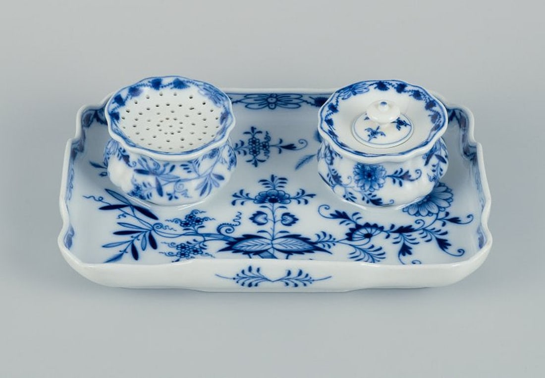 Meissen, Germany. Blue Onion pattern inkwell in porcelain. Hand-painted. Late 19th century. (1 of 10)