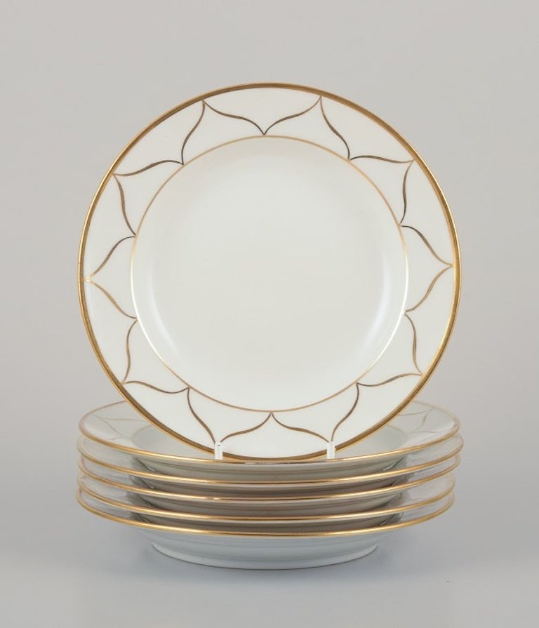 Meissen, Germany. A set of six plates. White porcelain with gold decoration. Art Deco. Ca. 1930.: Meissen, Germany. A set of six plates. White porcelain with gold decoration. Art Deco. Rare model. Ca. 1930. Marked. Perfect condition. Appears unused. First factory quality. Dimensions: D 18.5 cm.; M