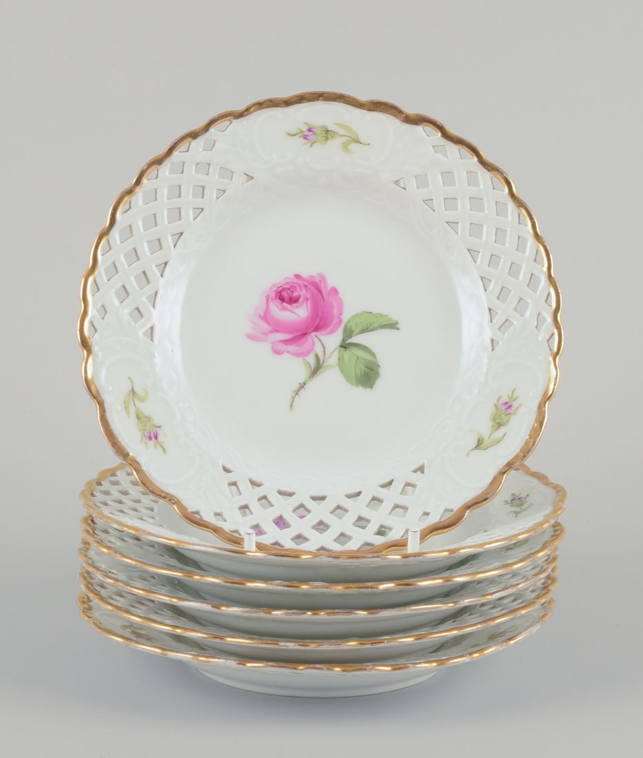 Meissen, Germany. A set of six "Pink Rose" reticulated plates in porcelain. Approx. 1930s: Meissen, Germany. A set of six "Pink Rose" reticulated plates. Hand-painted with pink roses, gold rim. Approximately from the 1930s. Marked. Third factory quality. In excellent condition, with minimal