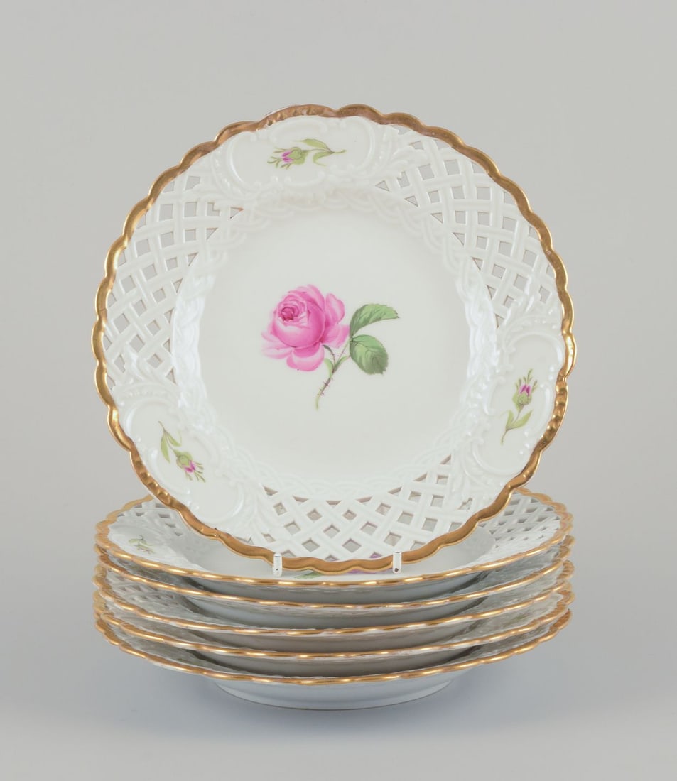 Meissen, Germany. A set of six "Pink Rose" reticulated lunch plates in porcelain. Approx. 1930s: Meissen, Germany. A set of six "Pink Rose" reticulated lunch plates. Hand-painted with pink roses, gold rim. Approximately from the 1930s. Marked. Third factory quality. In excellent condition, with m