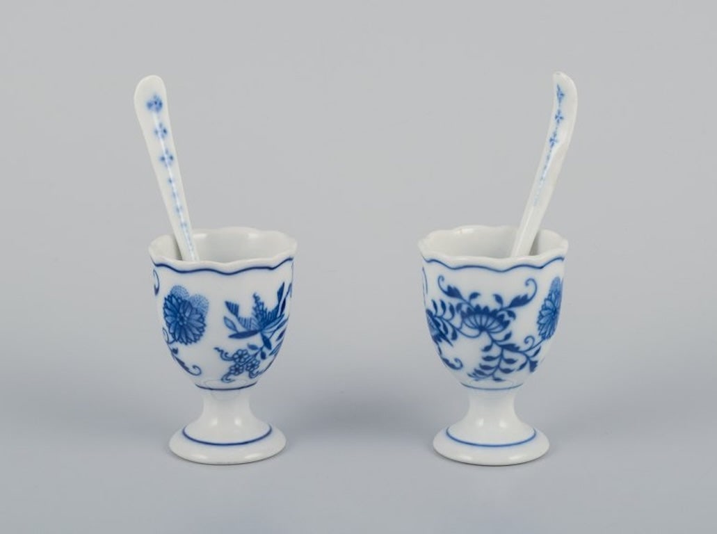 Unknown. Two porcelain Blue Onion egg cups with spoons. Hand-painted. Approximately 1920s/30s. - 2