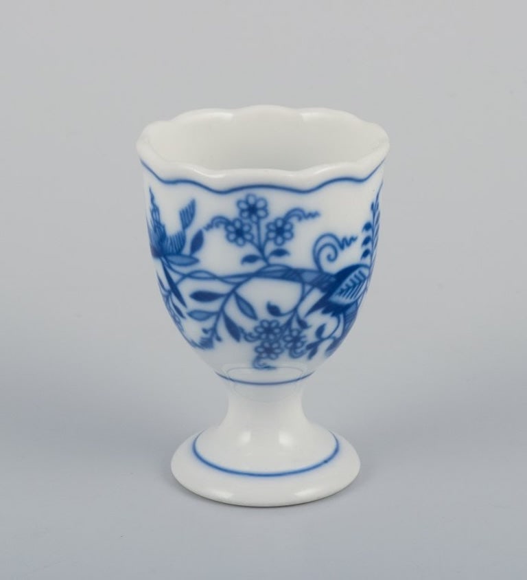 Unknown. Two porcelain Blue Onion egg cups with spoons. Hand-painted. Approximately 1920s/30s. - 3