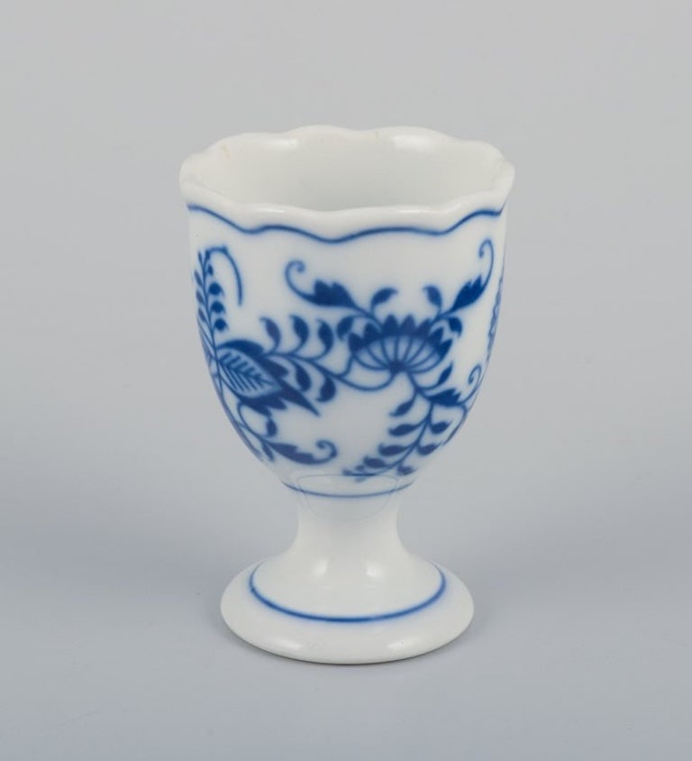 Unknown. Two porcelain Blue Onion egg cups with spoons. Hand-painted. Approximately 1920s/30s. - 4