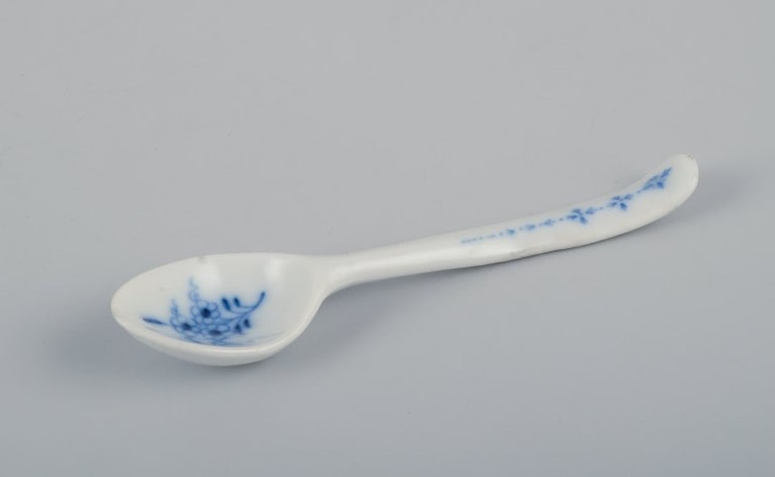 Unknown. Two porcelain Blue Onion egg cups with spoons. Hand-painted. Approximately 1920s/30s. - 5