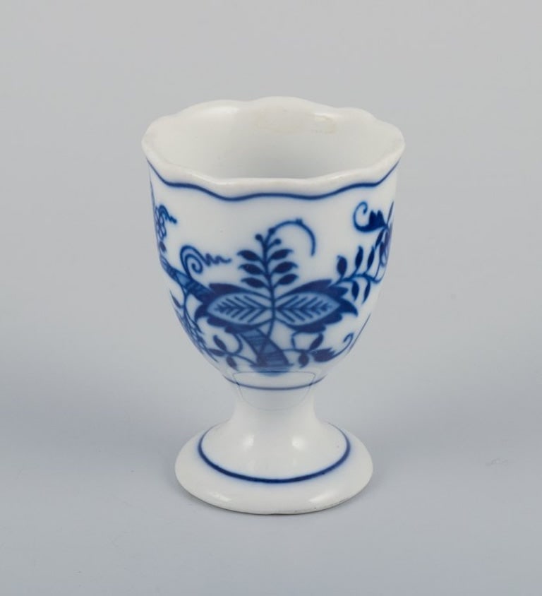 Unknown. Two porcelain Blue Onion egg cups with spoons. Hand-painted. Approximately 1920s/30s. - 6