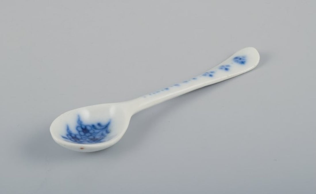 Unknown. Two porcelain Blue Onion egg cups with spoons. Hand-painted. Approximately 1920s/30s. - 8