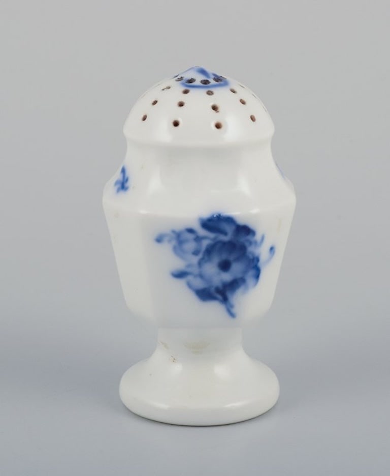 Royal Copenhagen Blue Flower Angular. Porcelain salt and pepper set. Early 1900s. - 3