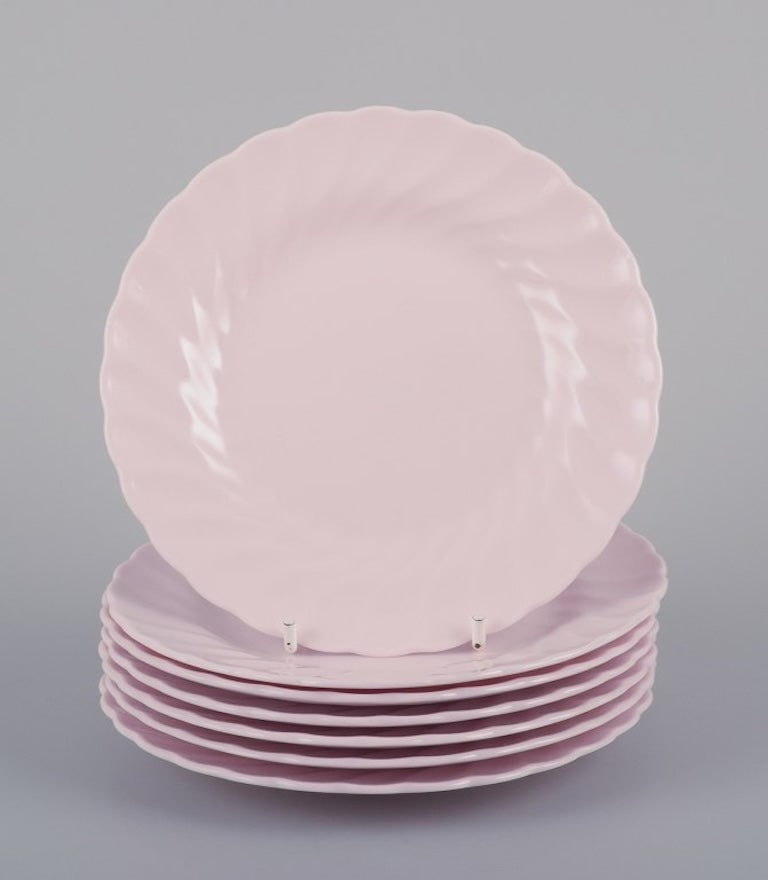Tuscan, England. Seven plates in light pink porcelain with a wavy edge. Fine English bone China.: Tuscan, England. Seven plates in light pink porcelain with a wavy edge. Fine English bone China. Approximately 1930s/1940s. In perfect condition. Marked. Dimensions: D 15.0 cm.; Tuscan, England. Seven