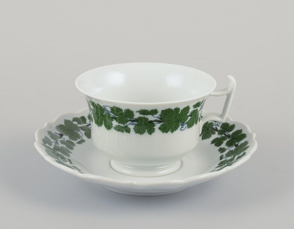 Meissen, Germany. 'Green Ivy Vine' two large breakfast cups with saucers. 1920s/30s. - 7