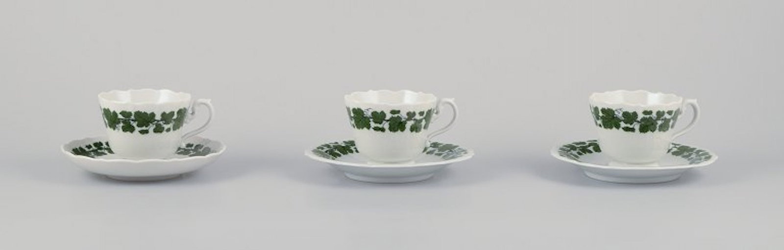 Meissen, Germany. 'Green Ivy Vine' three coffee cups with matching saucers. 1920s/30s. - 2