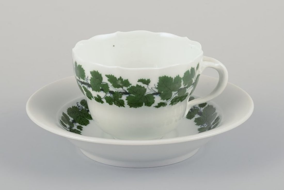 Meissen, Germany. 'Green Ivy Vine' two large coffee cups with matching saucers. 1920s/30s. - 7