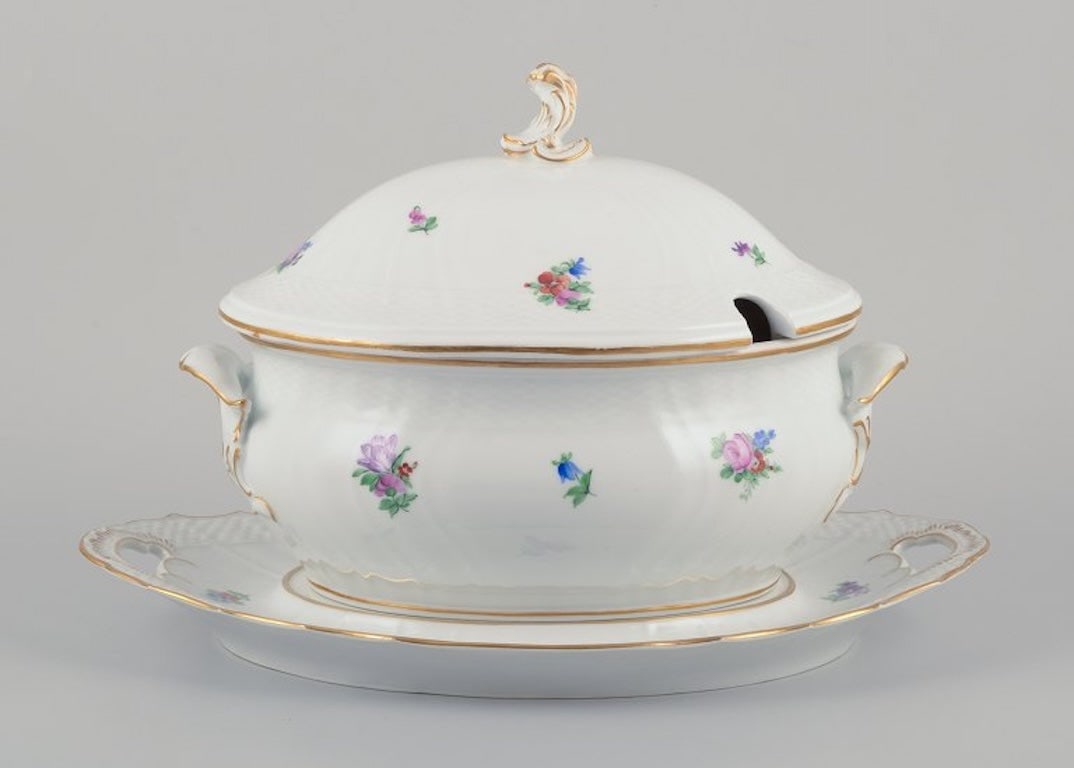 Royal Copenhagen Saxon Flower. Large lidded porcelain soup tureen. Early 1900s. - 2