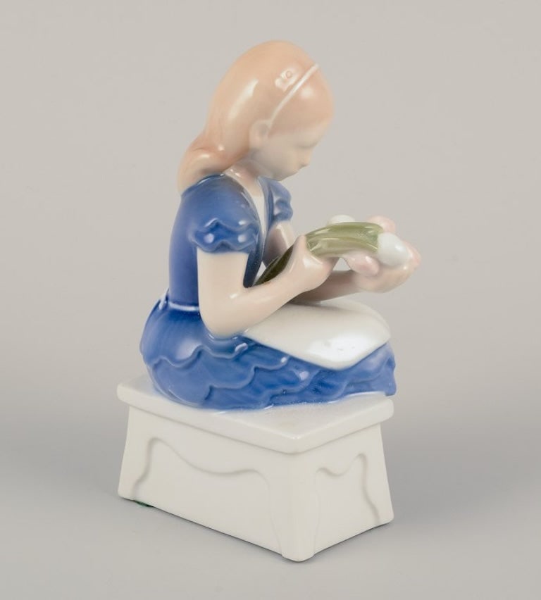 Bing & Grøndahl, Danmark. Porcelain figurine of seated girl with a bouquet of flowers in her - 4