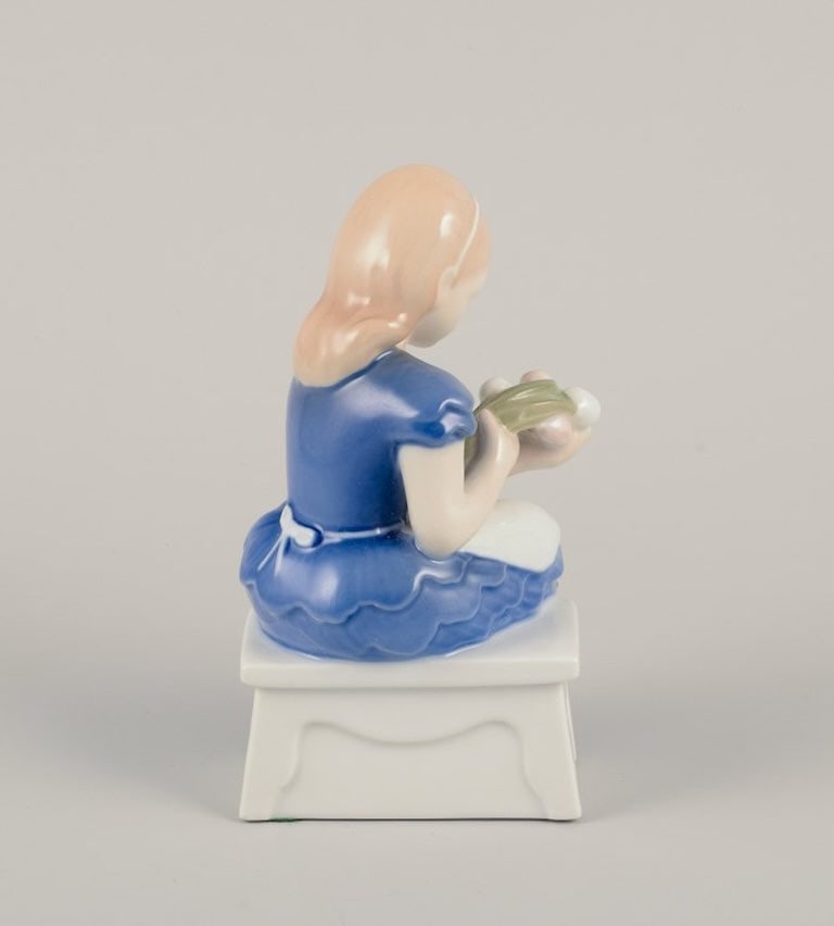 Bing & Grøndahl, Danmark. Porcelain figurine of seated girl with a bouquet of flowers in her - 5
