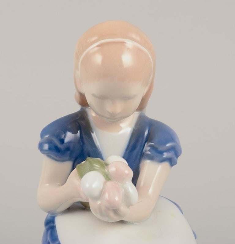 Bing & Grøndahl, Danmark. Porcelain figurine of seated girl with a bouquet of flowers in her - 6