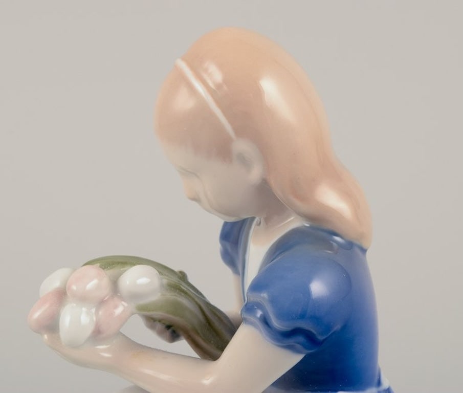 Bing & Grøndahl, Danmark. Porcelain figurine of seated girl with a bouquet of flowers in her - 7