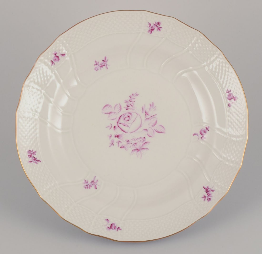Herend, Hungary. A set of four porcelain dinner plates with purple floral motifs. Mid-20th C - 5