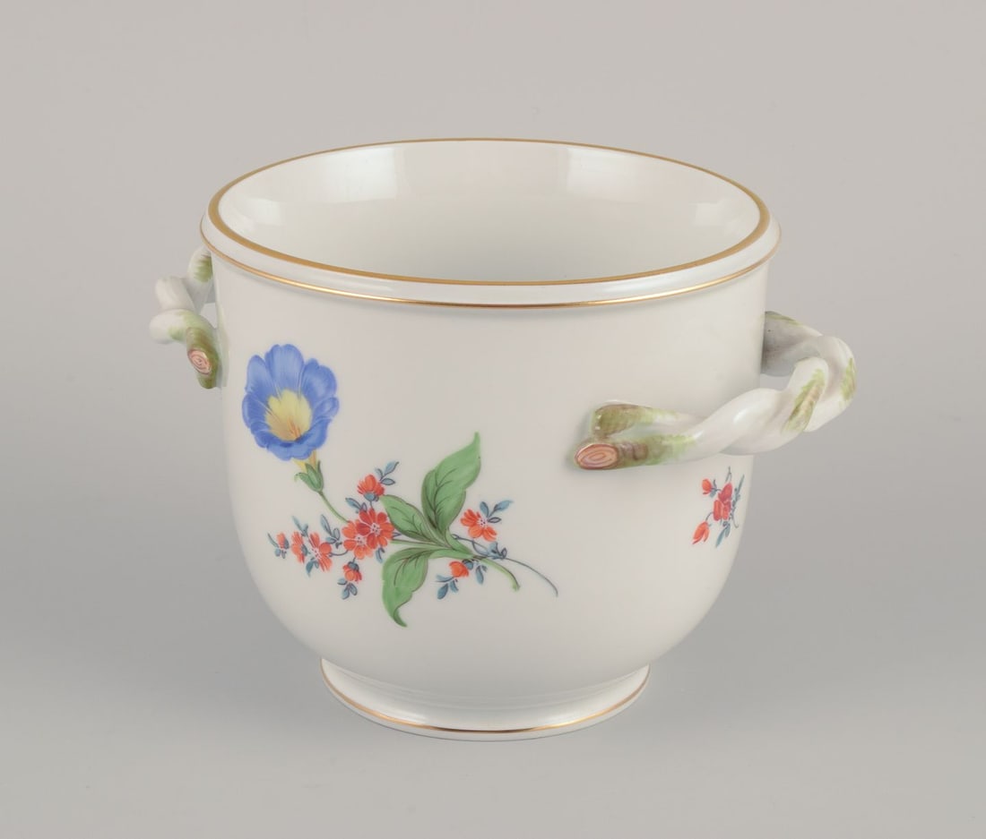 Meissen, Germany. Planter pot with two leaf-shaped handles. Approx. 1930s - 5