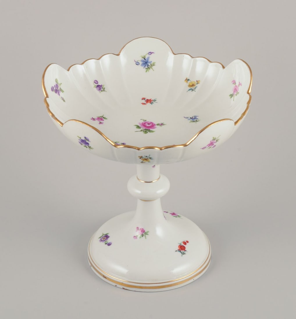 Meissen, Germany. Large porcelain centerpiece with polychrome floral motifs. Approx. from 1900. - 3