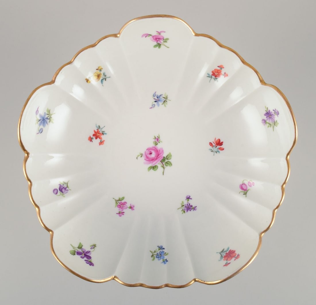 Meissen, Germany. Large porcelain centerpiece with polychrome floral motifs. Approx. from 1900. - 4