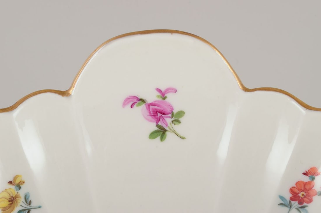 Meissen, Germany. Large porcelain centerpiece with polychrome floral motifs. Approx. from 1900. - 5