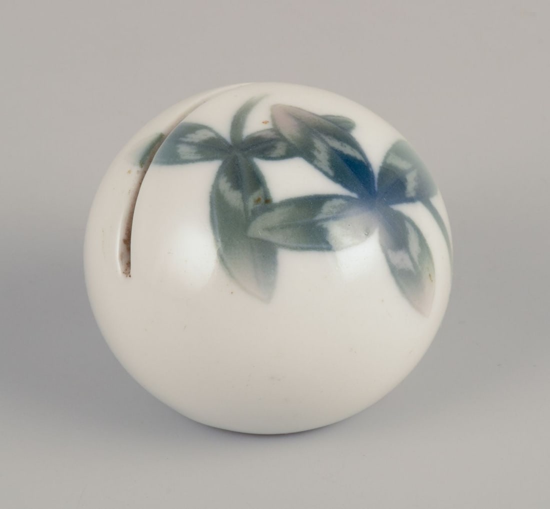 Bing & Grøndahl. Art Nouveau porcelain place card holder.: Bing & Grøndahl, Art Nouveau porcelain place card holder. Design depicting a flower stem. Approximately from the 1900s. Marked. In perfect condition. Dimensions: Diameter 5.0 cm. x Height 4.3