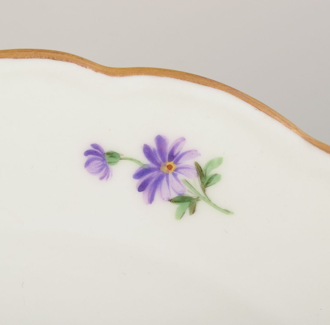 Meissen, Germany. Five porcelain plates with floral motifs, gold rim. Approx. 1920s/1930s. - 9