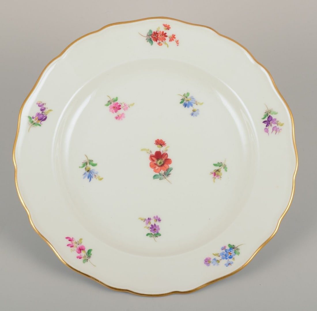 Meissen, Germany. Five dinner plates in porcelain with floral motifs, gold rim. Approx. 1920s/1930s. - 3