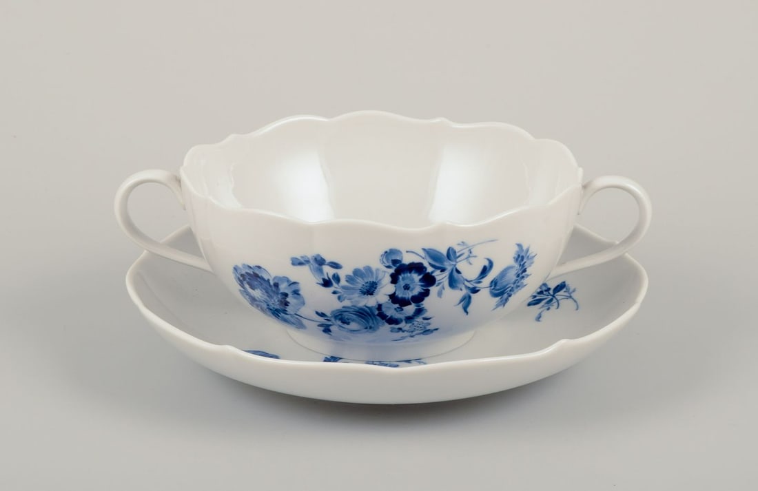 Meissen, Germany. Two pairs of bouillon cups in blue-painted porcelain. Mid-20th C. - 3