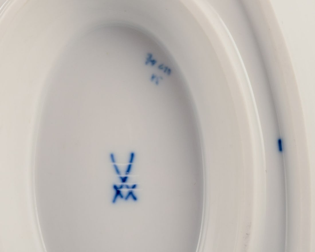 Meissen, Germany. Sauce boat on foot in porcelain. Mid-20th C. - 7