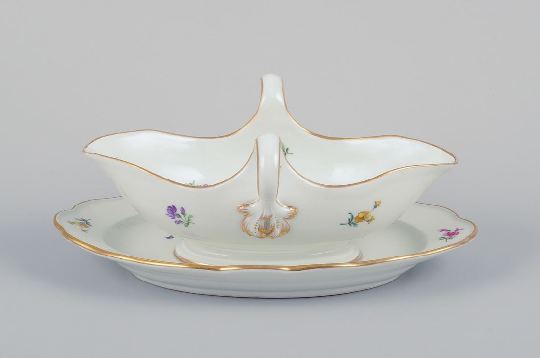 Meissen, Germany, porcelain sauce boat on foot. Approx. 1920. - 3