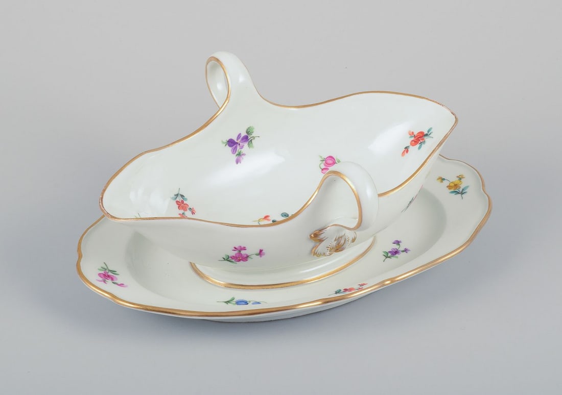 Meissen, Germany, porcelain sauce boat on foot. Approx. 1920. - 4