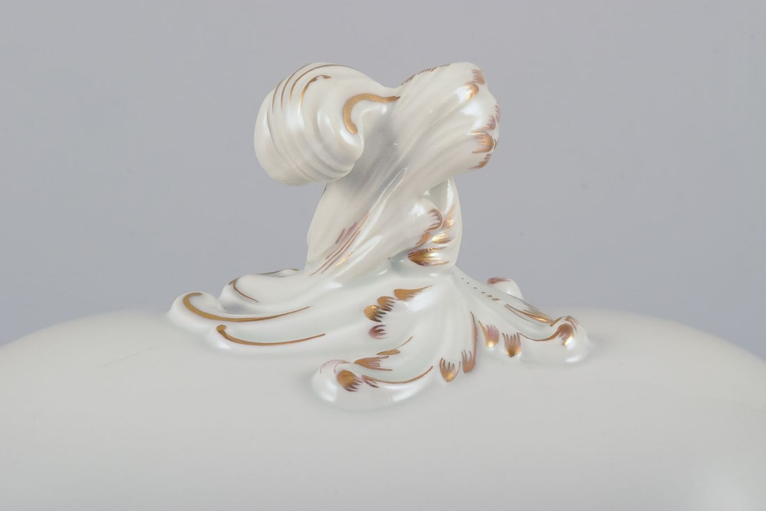 Meissen, Germany, large "Pink Rose" lidded soup tureen. Approx. 1920s/30s - 3