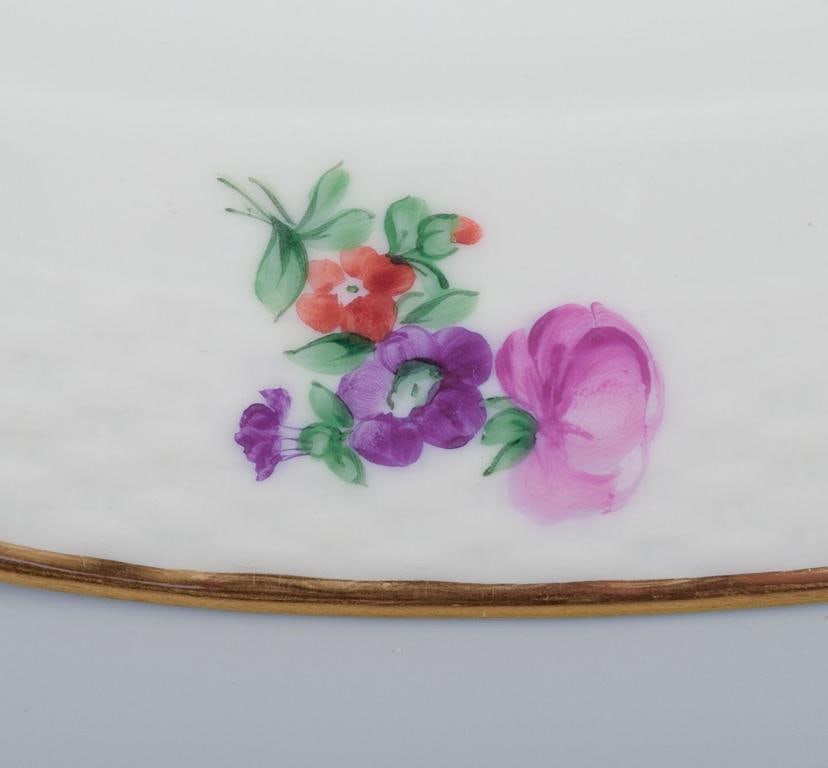 Royal Copenhagen Saxon Flower, very large oval serving platter in porcelain. Early 20th C. - 4