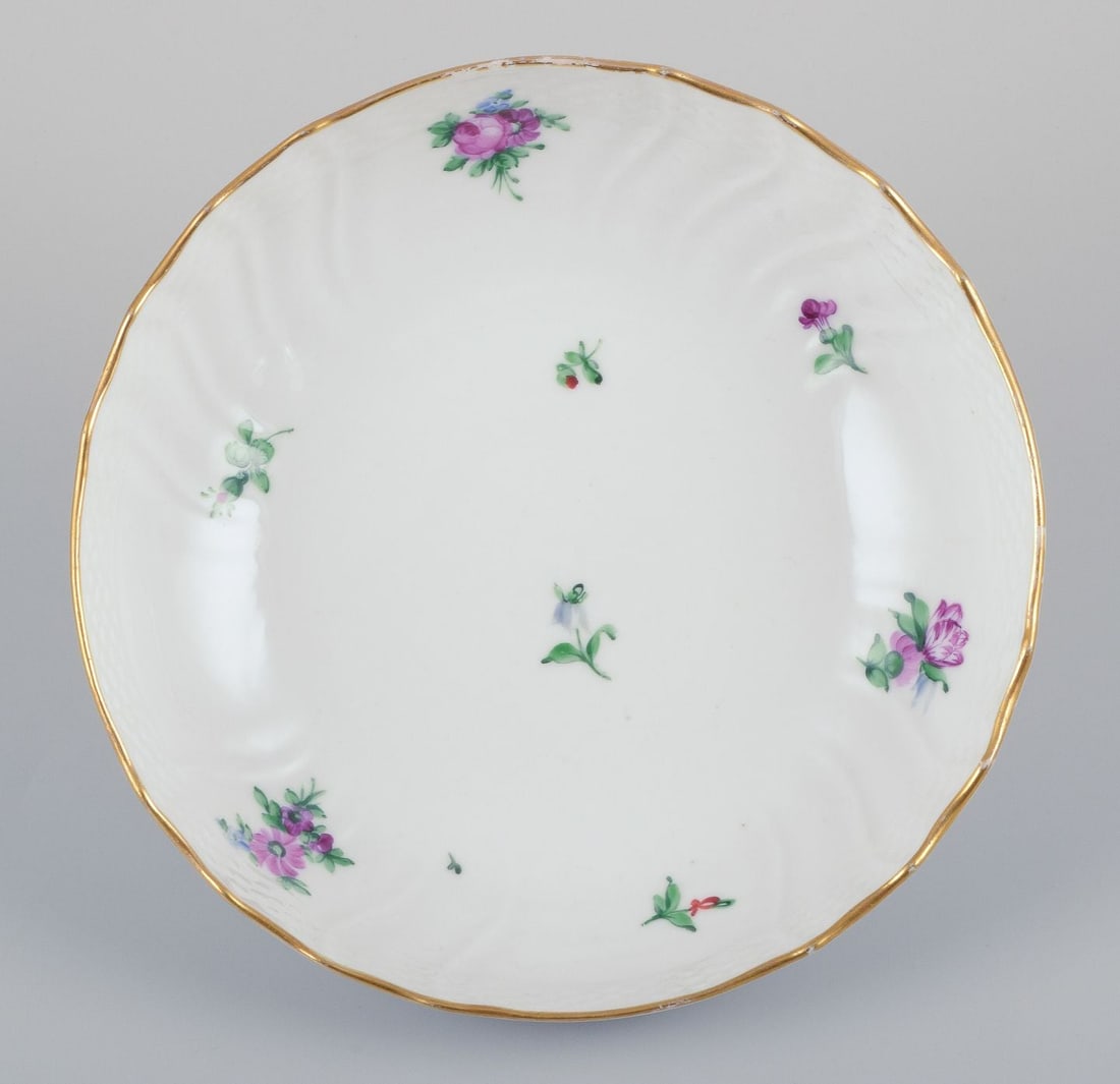 Royal Copenhagen Saxon Flower, round bowl in porcelain. Early 20th C. - 4
