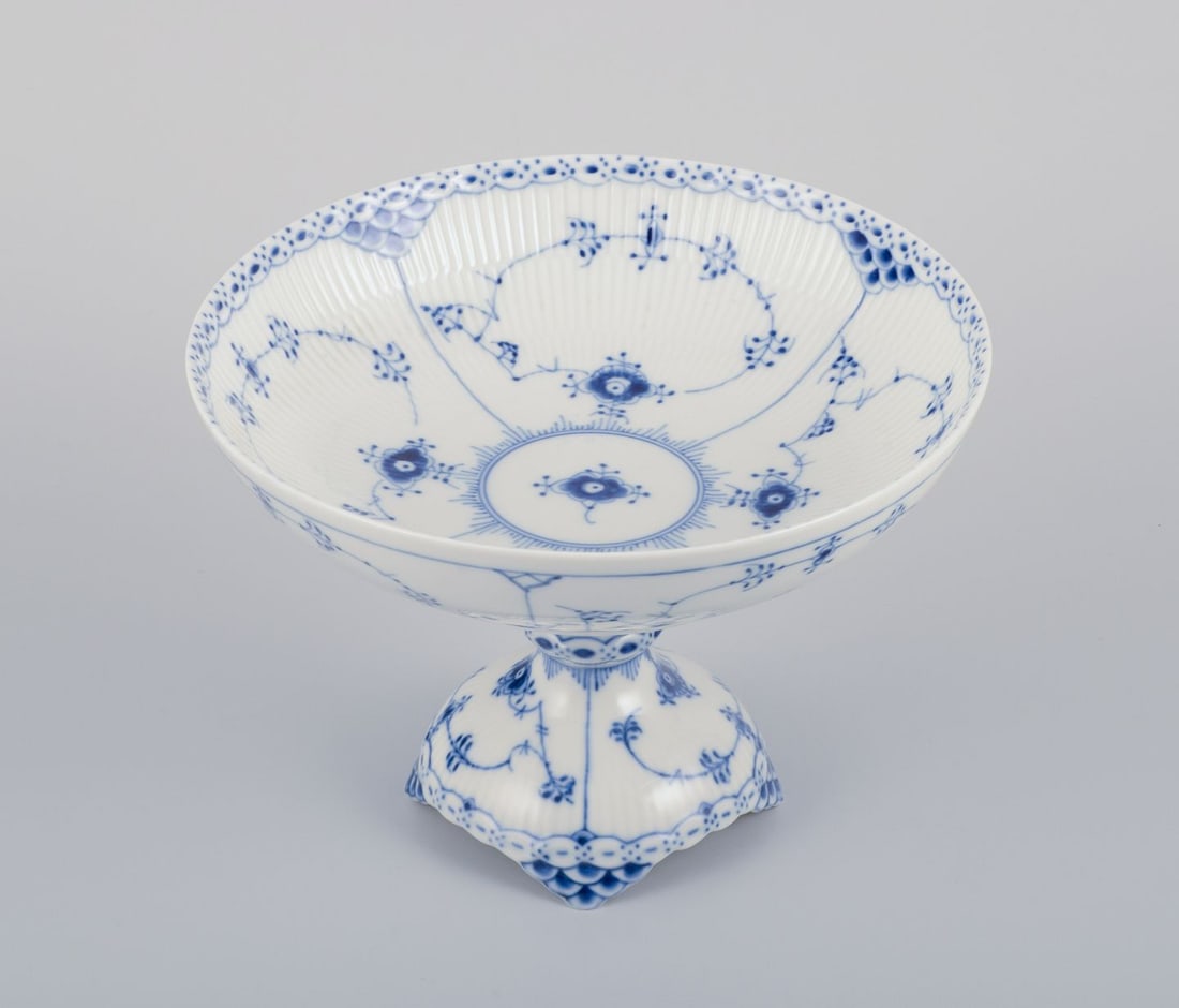 Royal Copenhagen Blue Fluted Half Lace, large centerpiece in porcelain. - 3